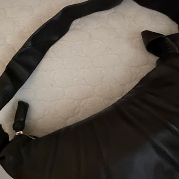 르메르 크로아상백 블랙 나파 M 사이즈 팝니다