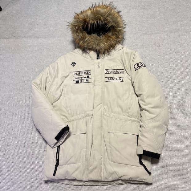 데상트 아우디 아이보리 패딩