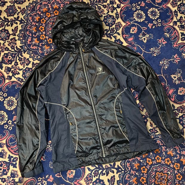 블랙야크 초경량 유광 후드 바람막이