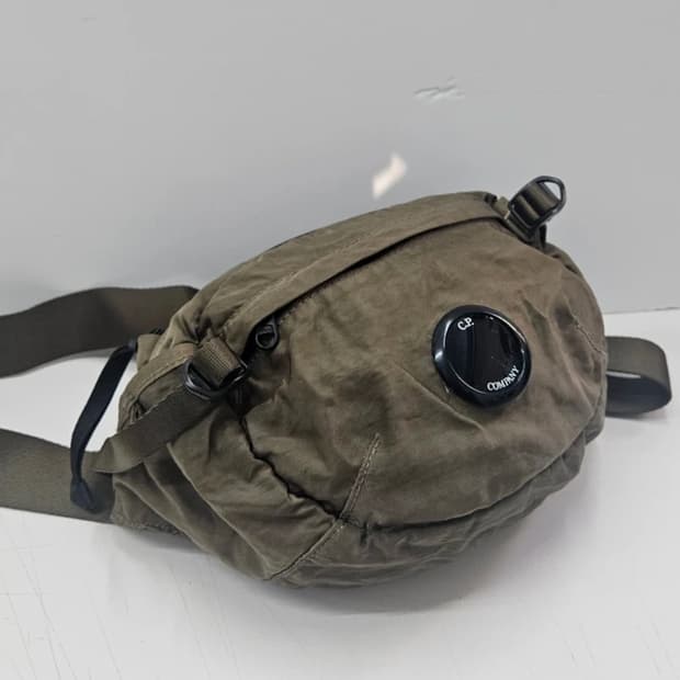 cp컴퍼니 렌즈 크로스백-올리브컬러 