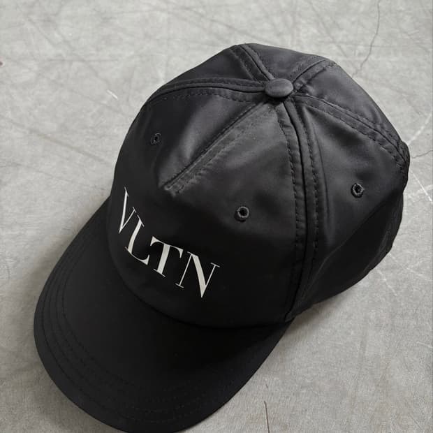 VALENTINO 발렌티노 VLTN 블랙 나일론 볼캡