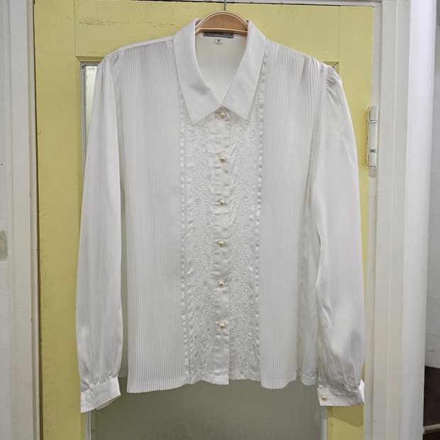 화이트 펀칭레이스 블라우스