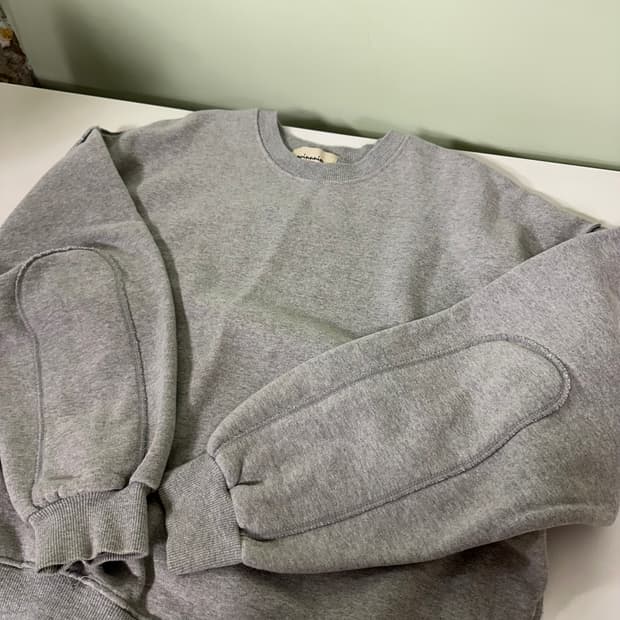 OS 모어데이 그레이 오버핏 스웻셔츠 맨투맨