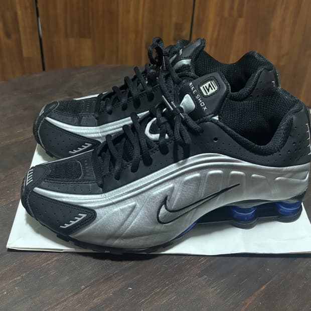 나이키 샥스 R4 메탈릭 실버(255size)