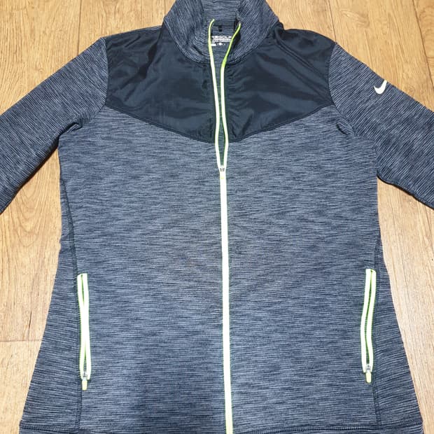 1026 나이키 골프 드라이핏 집업 100 사이즈입니다