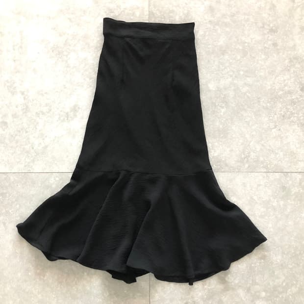 블랙 밑단 프릴 롱스커트