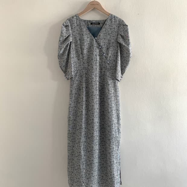 Flower Unbalance Pearl Button Dress