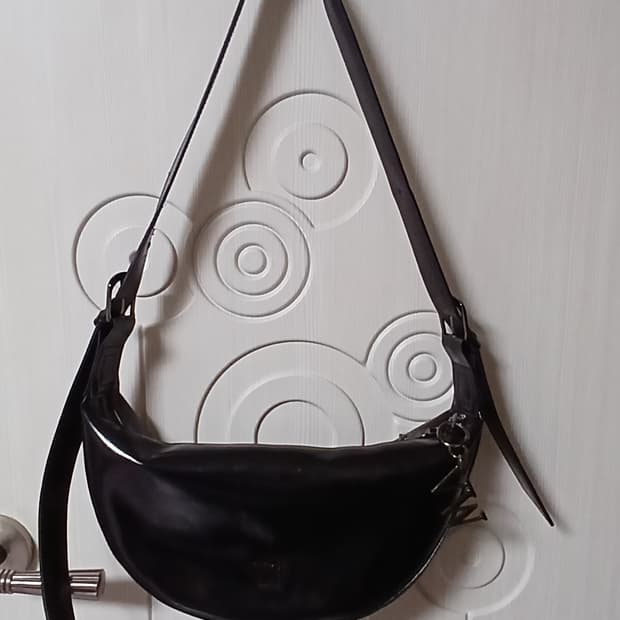 베라왕 크루아상 블랙 가죽 숄더백 겸 크로스백