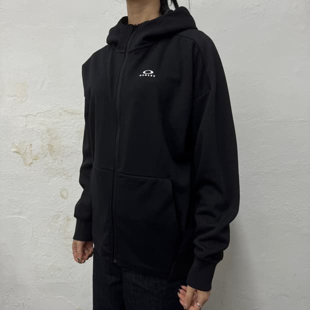 오클리 블랙컬러 폴리에스터 혼방 테크 서클로고 뉴버전 후드 집업 자켓