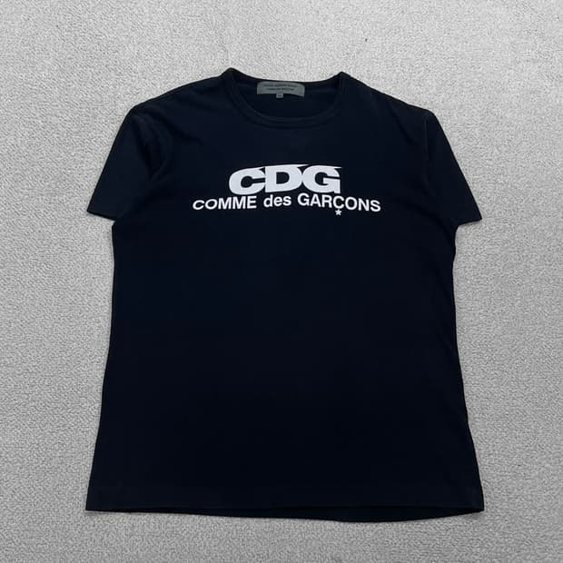CDG 꼼데가르송 로고 프린팅 반팔티 블랙