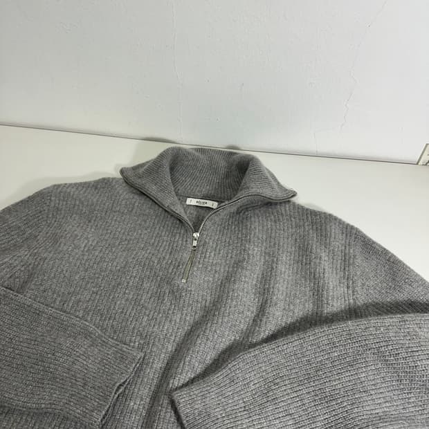 L 105 벨리에 그레이 폴라넥 캐시미어혼방 반집업니트