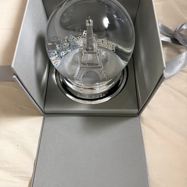 발렌시아가 스노우글로브