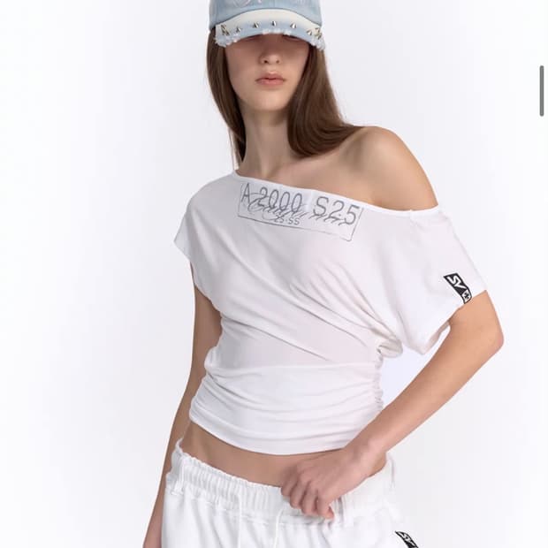 2000아카이브스 CAR PLATE DRAPED TOP 반숄더 티