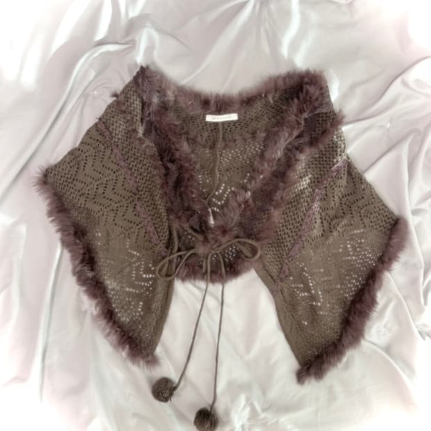 엑시즈팜 래빗퍼 트리밍 니트 폼폼 숄 케이프 오리엔탈 모리걸 하구미