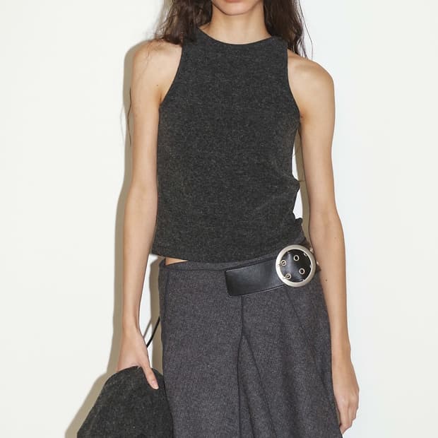 폴리수엠 벨트 랩 스커트 차콜 색상