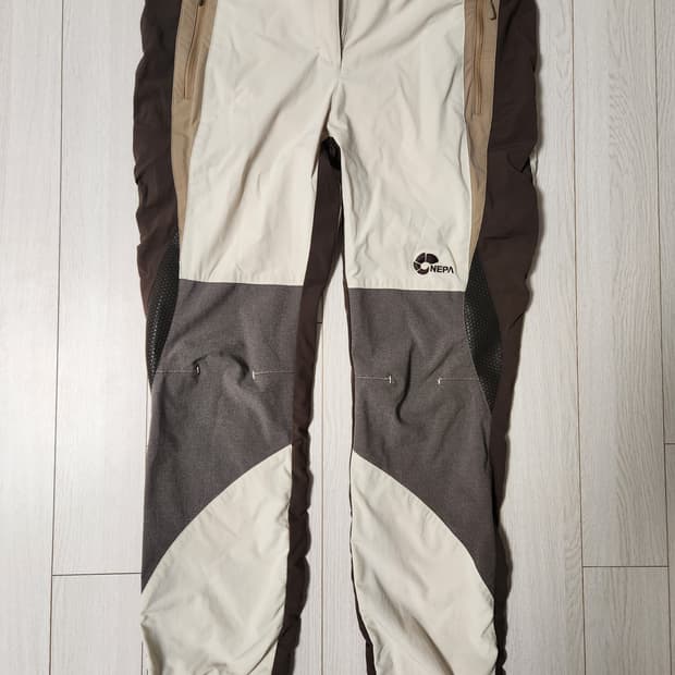 네파 여성 등산바지 사이즈m

오염 하자없이 깨끗해요^^

세탁해뒀어요 