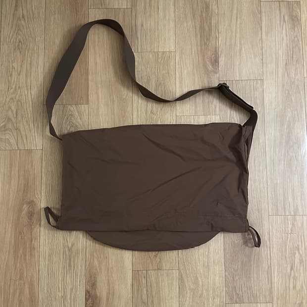 유니클로U 드로우스트링숄더백 34브라운