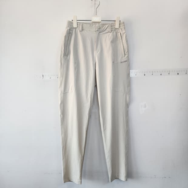 K2 베이지색 바지