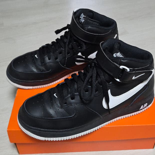 나이키 에어포스1 07 미드 검흰