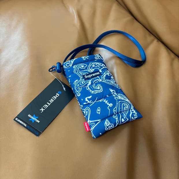 슈프림 퍼퍼 푸퍼 넥 파우치 백 가방 블루 페이즐리 반다나 22FW