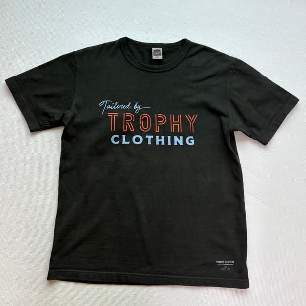 트로피클로딩 Tailored Logo OD Tee (Gun Black)
