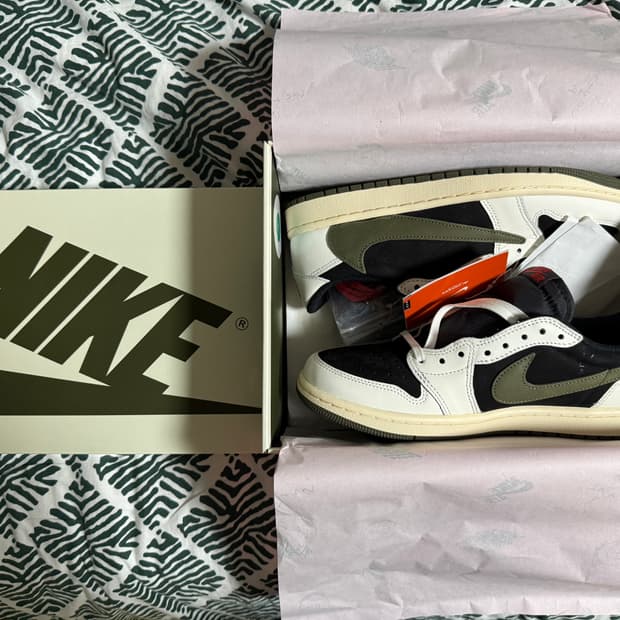 나이키 스캇 리버스 미디움 올리브 270