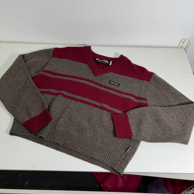 우먼OS 스컬프터 버건디 크롭 브이넥 니트