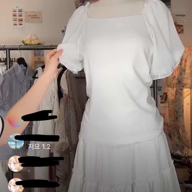 화이트 퍼프 블라우스