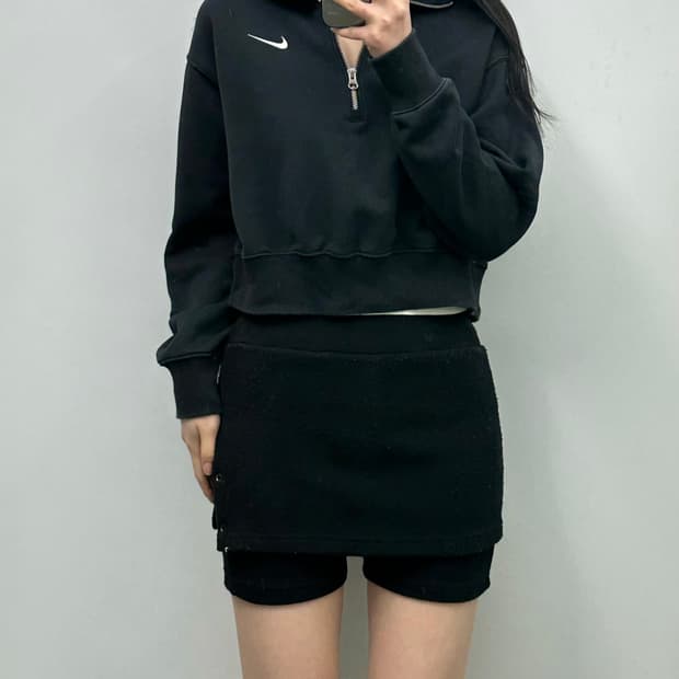 나이키 스우시 블랙 반집업 크롭 맨투맨 