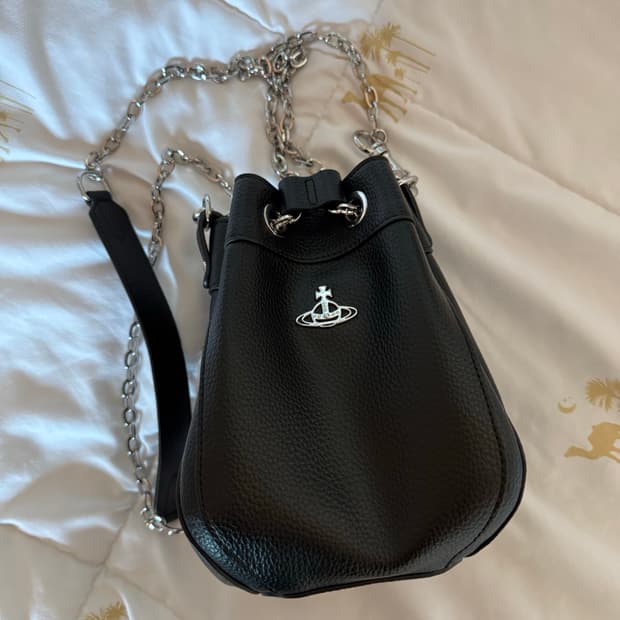 비비안웨스트우드 크리시 스몰 버킷백 블랙