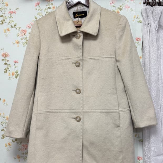 베이지 카라 미디 코트