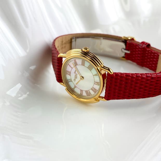 (CD buckle) DIOR round face shell watch