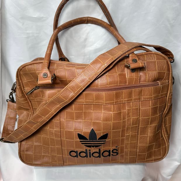 아디다스재팬 스퀘어 패턴 레더 보스턴백