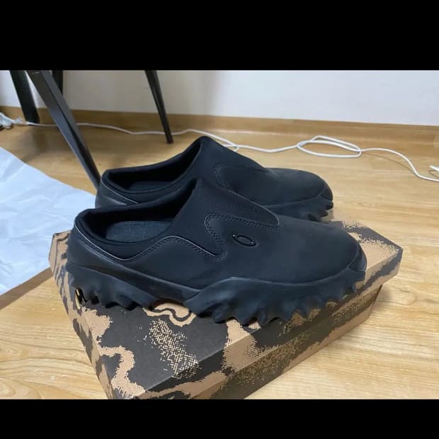 오클리 준야 와타나베 맨 뮬 블랙 270