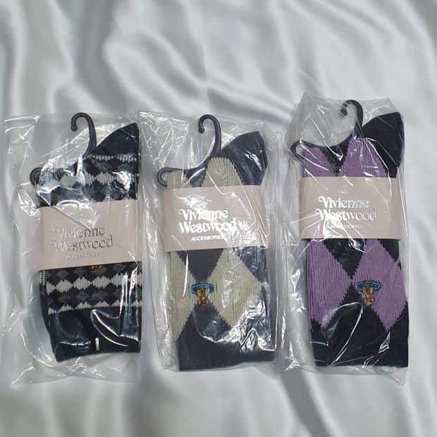 퍼플 그레이 크림 다이아투톤 아가일 체크 패턴 비비안웨스트우드 양말 