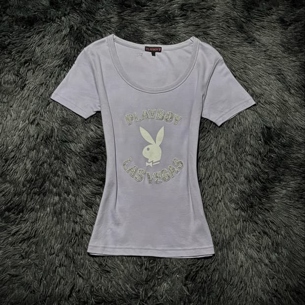 PLAY BOY 글리터 레터링 자수 파스텔 퍼플 반팔 티셔츠