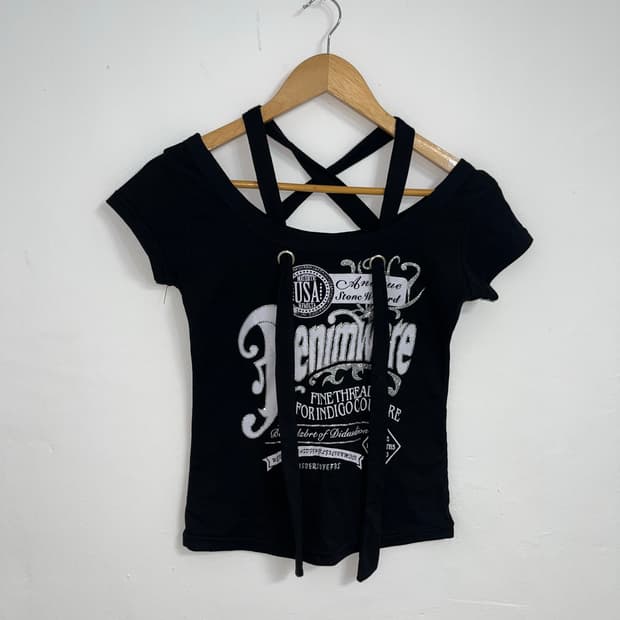 펑크 오프숄더 레터링 스트랩 디테일 티셔츠