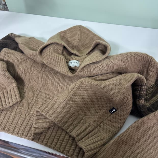 100 게스 베이지 꽈배기 니트후드