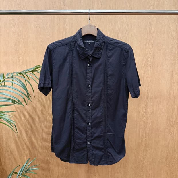 캘빈클라인 진스 반팔 셔츠 백 로고 자수 디테일 버튼업 블랙