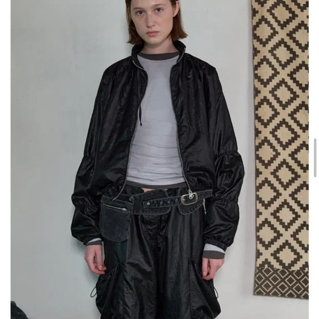 아옵트 HIGH NECK SHIRRING BLOUSON 나일론점퍼