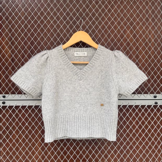 TILLI DIE 틸아이다이 라쿤 브이넥 반팔 크롭 니트 그레이