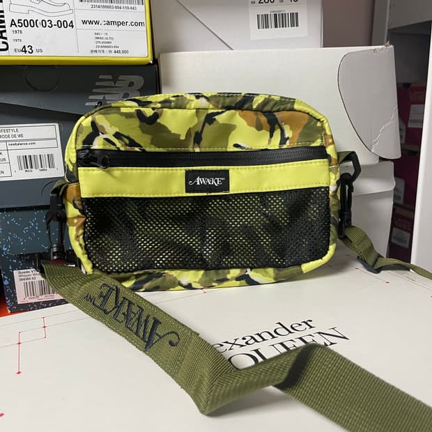 AWAKE NYC 카모 크로스백