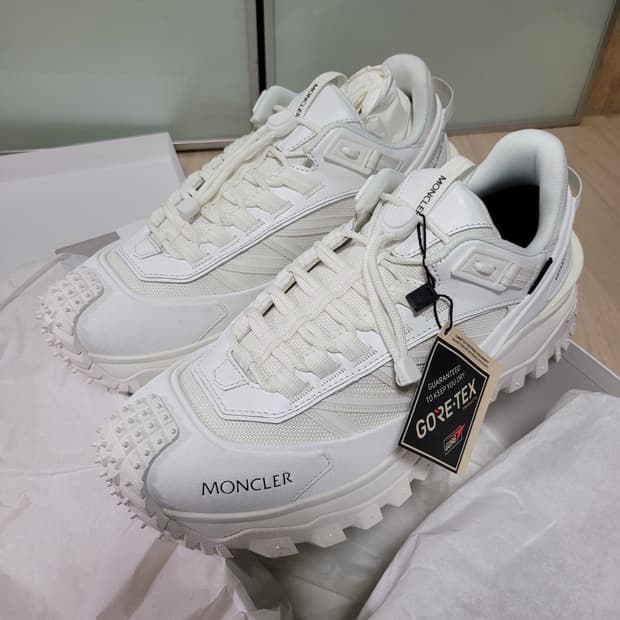 도시의 일상부터 설산의 정점까지, 몽클레르 트레일그립 GTX 화이트