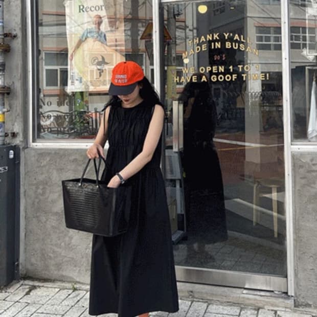 스프링콤마 셔링 민소매 원피스 블랙