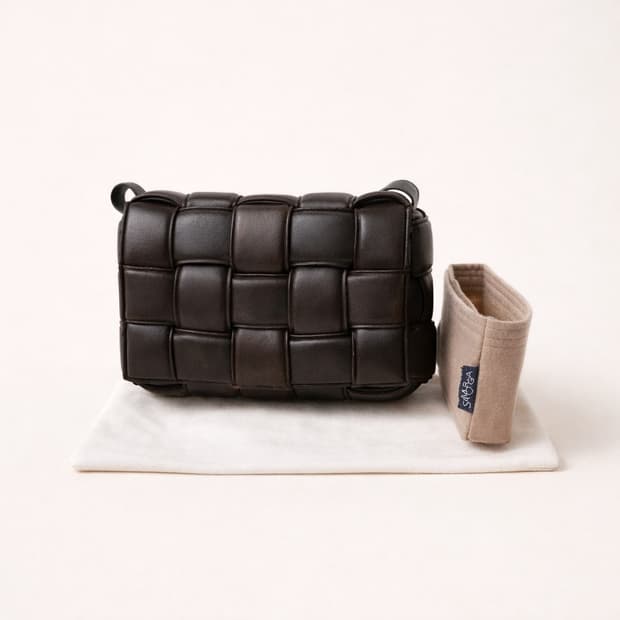 [A급] 보테가베네타 패디드 카세트 숄더 크로스백 판매합니다!!!