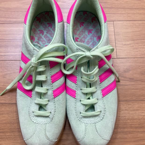 아디다스에서 나온 Stadt 모델 스니커즈입니다. 민트색 스웨이드 재질에