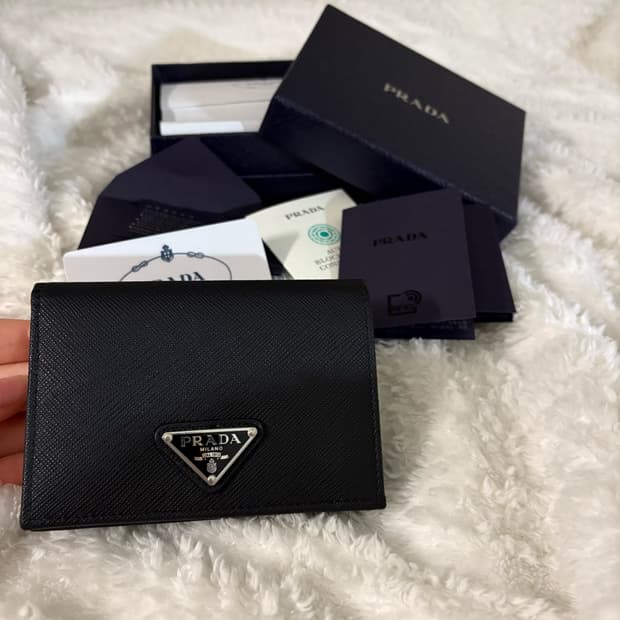 프라다 사피아노 트라이앵글 로고 반지갑