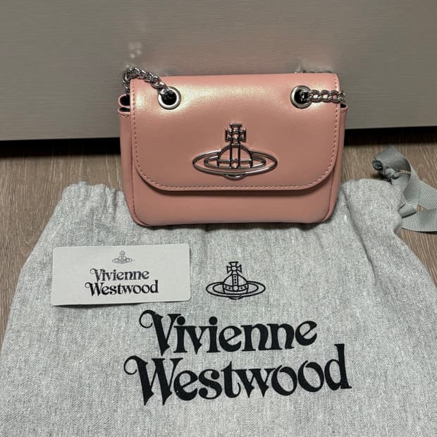 비비안웨스트우드 펄라이즈 레더 씬 스몰 체인 펄스 크로스백 핑크