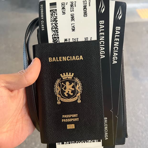 발렌시아가패스포트 여권지갑 팝니다