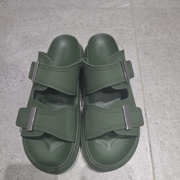 알렉산더 맥퀸 카키 러버 버클 슬라이드 샌들